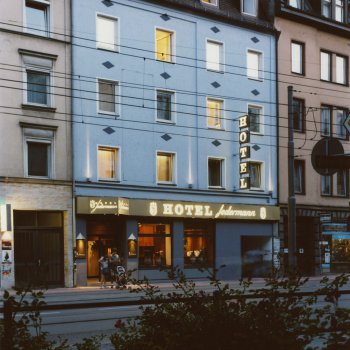 Hotelfassade Nacht